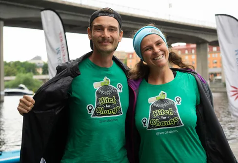 De liftar och ploggar igenom Europa: ”Alla hjälpsamma får oss att orka”