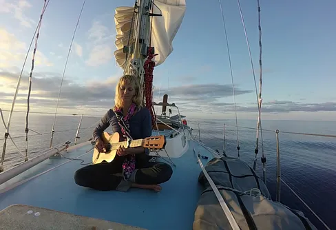 Emma seglade ensam i tio månader