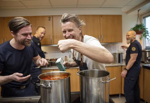 De vinner räddningstjänsternas dyktävling – bärgade ett ton elsparkcyklar