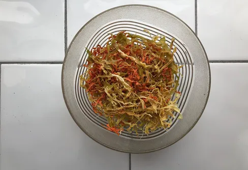 Torkad vitkål och morot blir god sallad