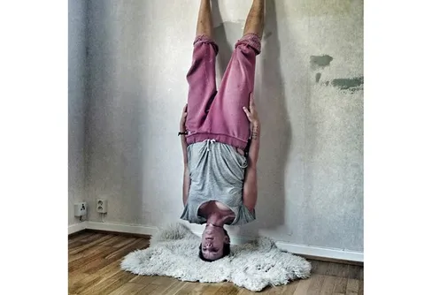 Varför står hon på huvudet?