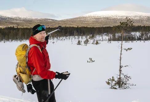 På turskidor mellan stugor – ny bok guidar till svenska fjällen