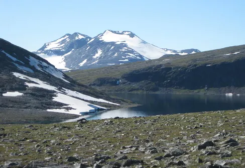 Öster om Sulitelma: Jiegnaffo, Kaisekietj-tjåkkåh och Fierrovagge