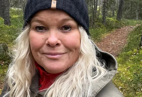 Emmylundsmossestigen är en naturskön vandringsled som slingrar sig genom Törnskogens naturreservat i Sollentuna.