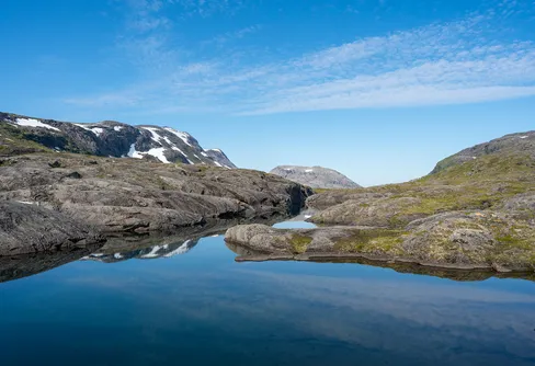 Vy mot dalen mellan Snøtoppen och Guovddelistjåhkkå.