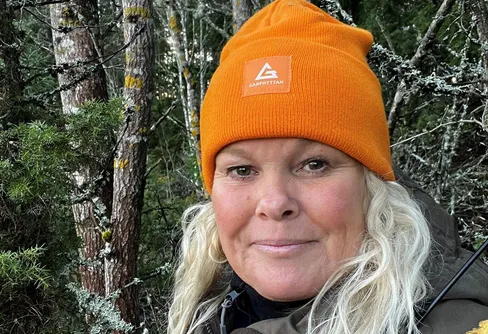 Småviltsjakt med drivande hundar - flera marker går samman för jakt