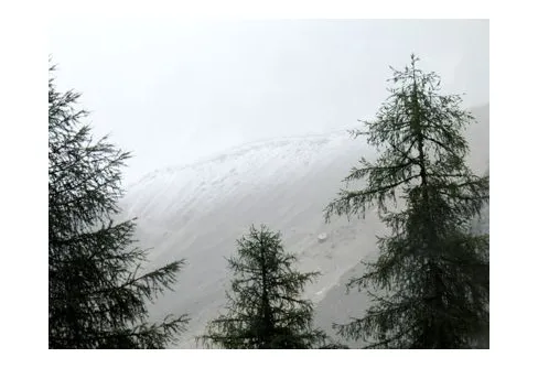 Vandring runt sjön i bergsbyn Alleghe och en vandring ner från Coi, 1500 meter över havet