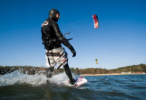 Kallvatten kittad för kitesurfing
