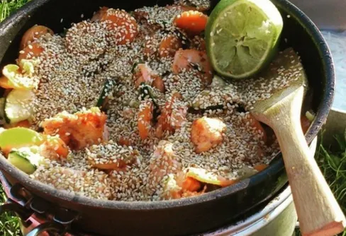 Stekt lax med teriyakisås och sesamfrö