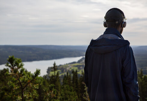 En man blickar ut över en dal