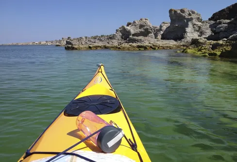 Kajakpaddling längs raukarna på Fårö