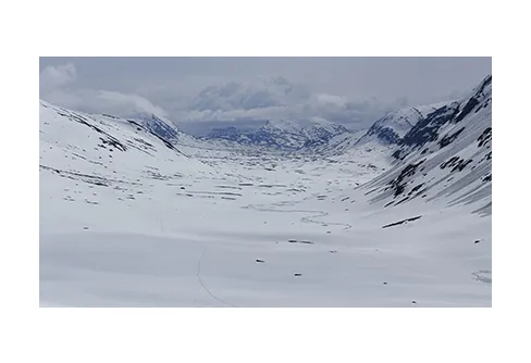 Ovanligt mycket snö kvar i Norrbottensfjällen