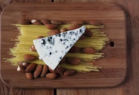 Pasta med mögelost och nötter