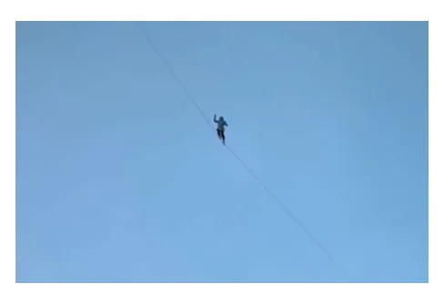 På slackline mellan frusna vattenfall