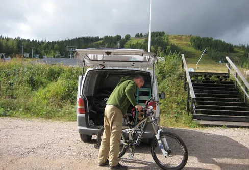 Med 60 000 kr mellan benen och hjärtat i halsgropen kastade vi oss utför...