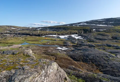 Lämnar tältet för att gå upp på toppen av Guovddelistjåhkkå.