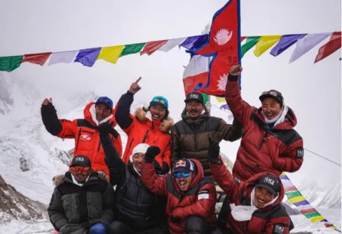 Första bestigningen av K2 på vintern