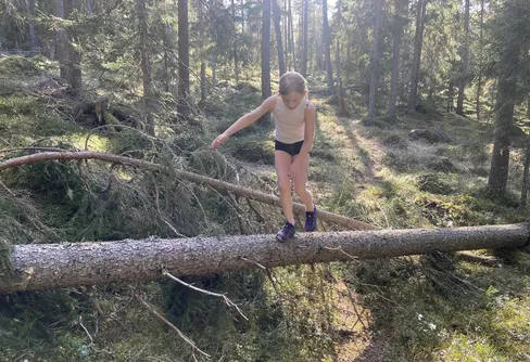 Springa i skog med barn 260430