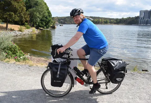 Cyklar jorden runt till förmån för demensforskning