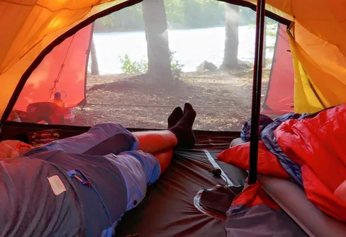 30kg på ryggen, bajsnödig, och getingarna attackerar!