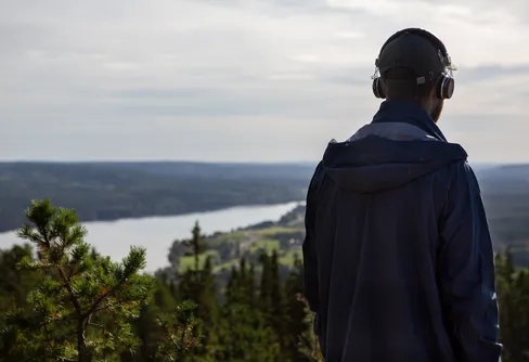 En man blickar ut över en dal