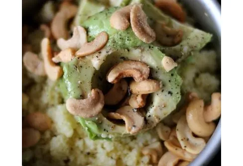 Avokado med couscous och cashewnötter