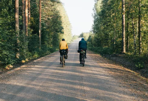 På två hjul genom Karelen: Grusvägar, bastur och möten för livet