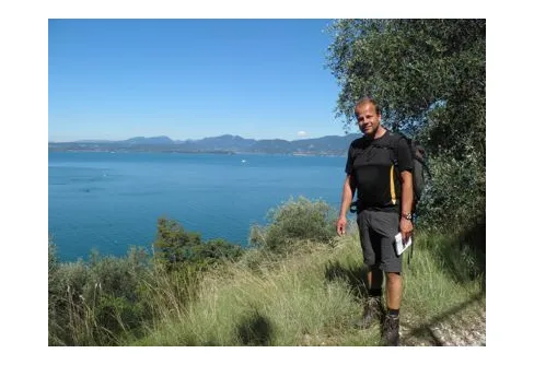 Vandring upp för Monte Luppia för att få en fin utsikt ut över södra delen av Gardasjön