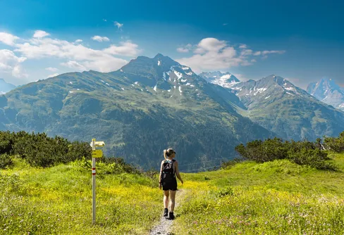 Vandra och åk tåg i Österrike – ny bok guidar till sommarens Alperna