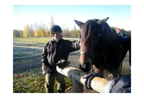 På hästryggen genom Tivedens djupa skogar