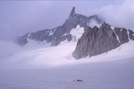 Dent du Géant i bakgrunden och vårat tält närmast.