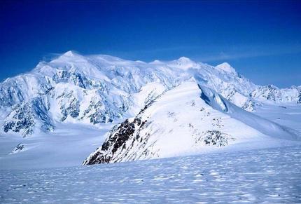 Loganmassivet sett från nordost Loganmassivet sett från nordost