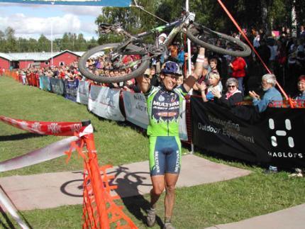 En lycklig Philip Tavell passerar mållinjen. En lycklig Philip Tavell passerar mållinjen.