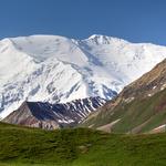 Den klassiska vyn över Pik Lenin från baslägret Achik Tash på 3.600m, 300km från den kirgisiska staden Os’h.