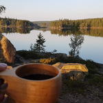Morgon kaffet till en spegelblank sjö. Bästa tiden på en tur för mig.