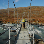 Catrin på väg över bron i Guhkesvágge