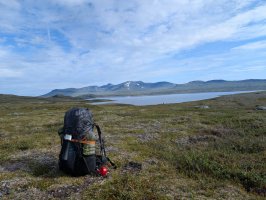 ryggan packad, sylsjön i bakgrunden. webb.jpg