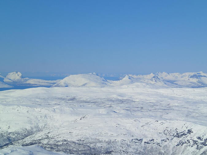 Lofoten syns ute i havet.