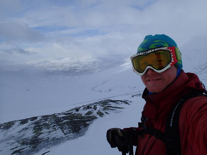 Njuter av utsikt i dimman innan det branta skrået skulle dyka upp mellan molnen.