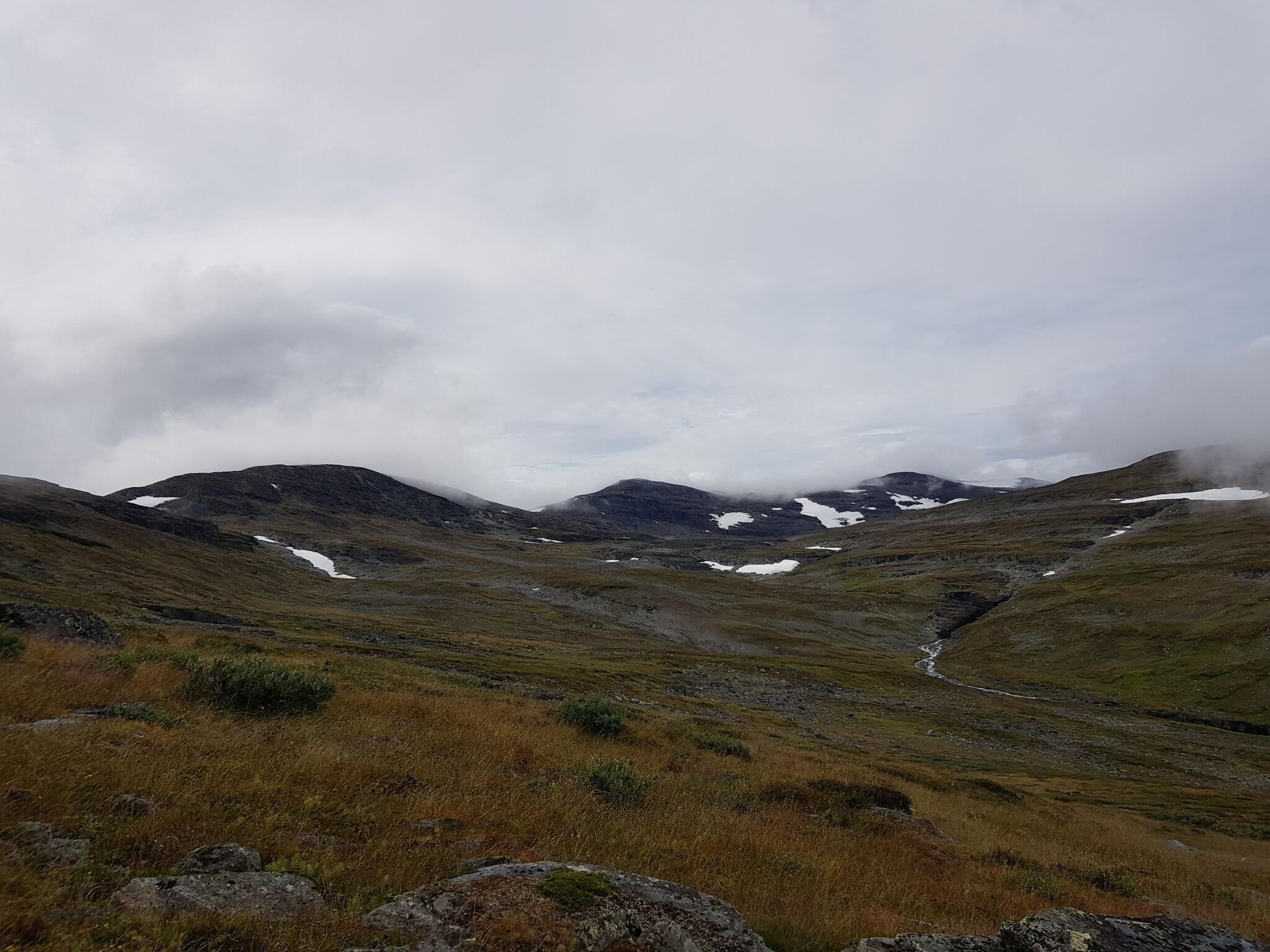 Norra delen av Gohpasvággi, när molnen plötslig lättar. Bild tagen i sydvästlig riktning.