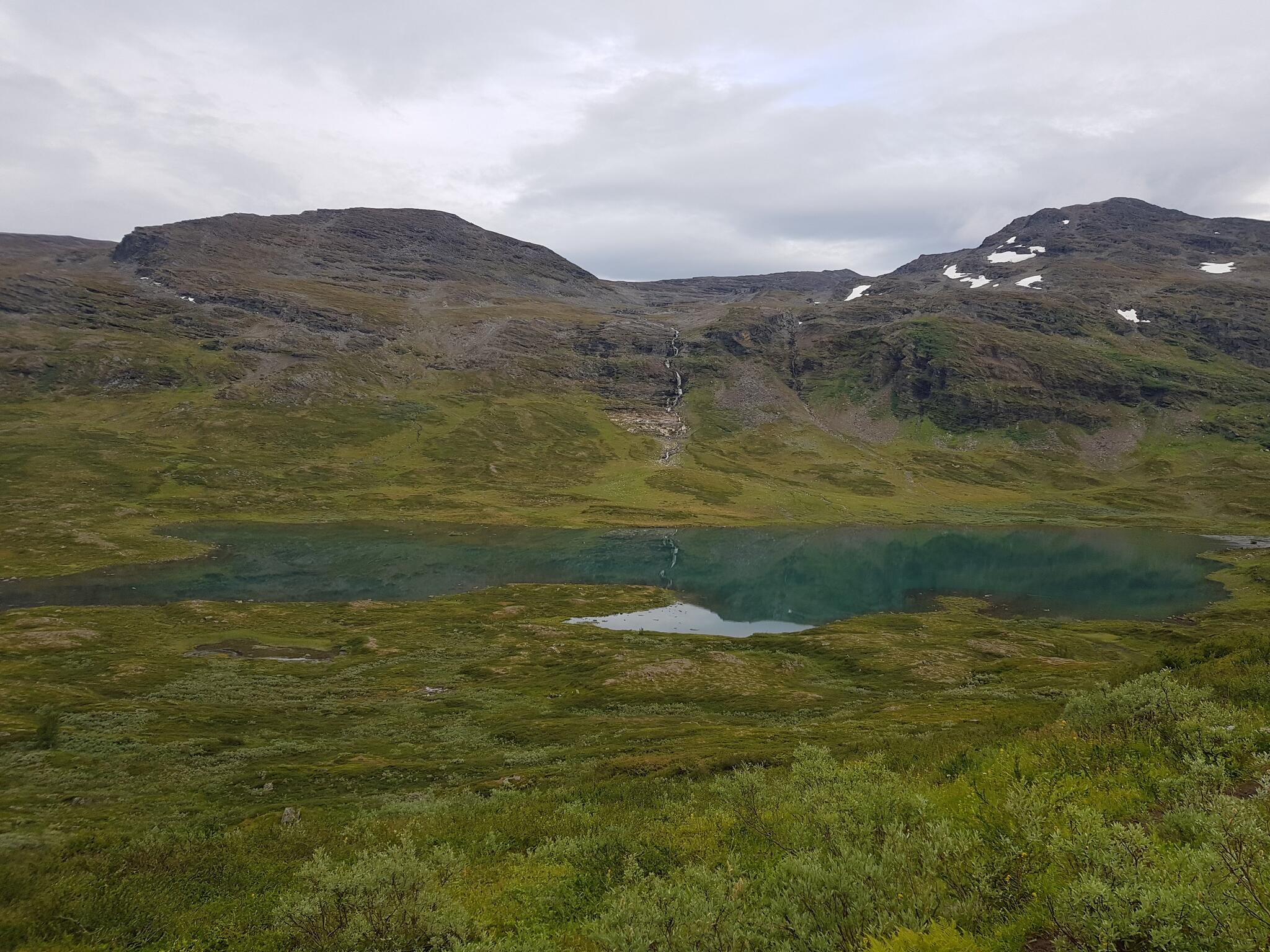 Gaskkamus Gorsajávrit med Boazočohkka i bakgrunden.