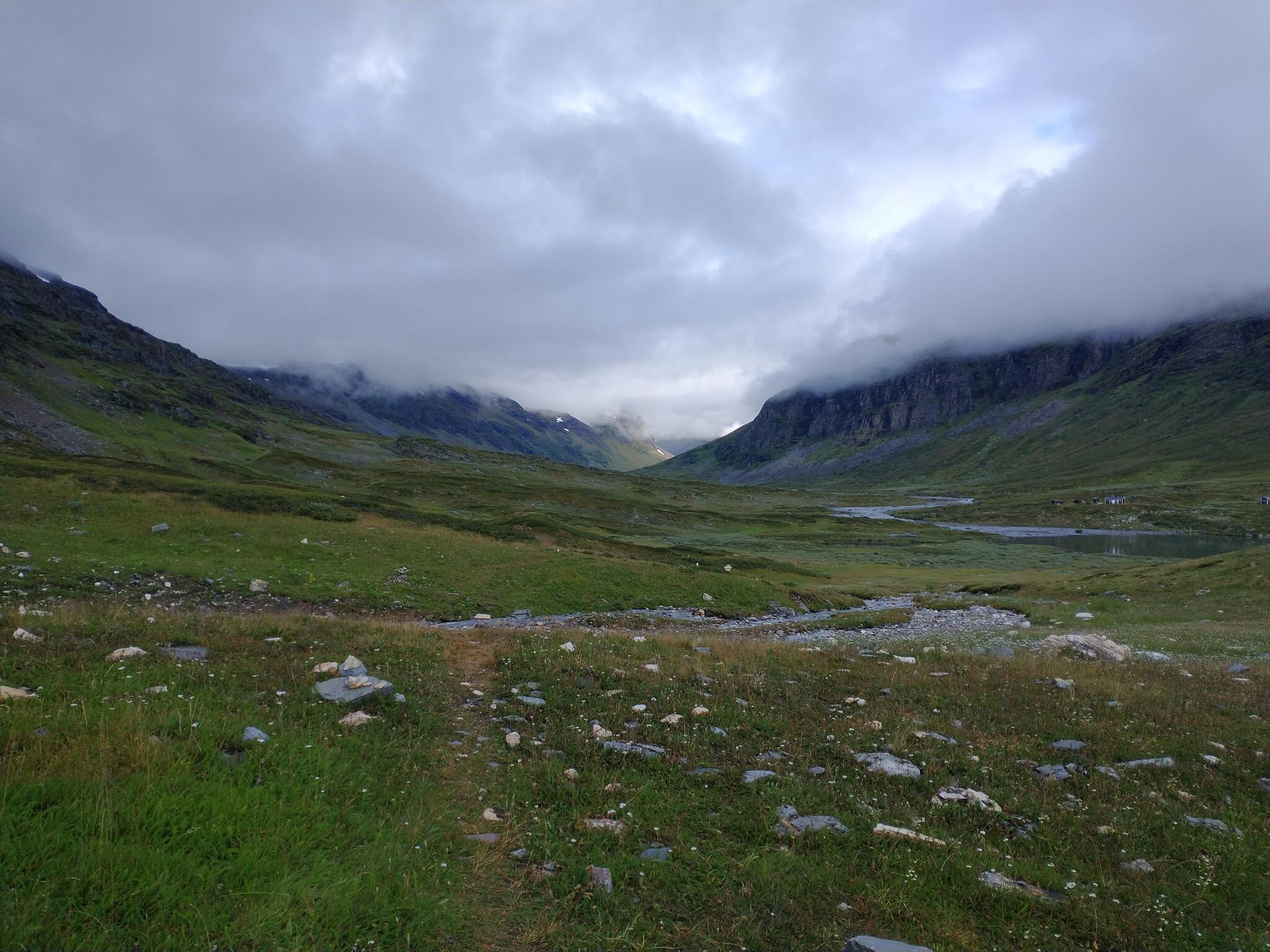 Morgon i Kårsavagge. Bilden är tagen strax efter vadet, i västnordvästlig riktning. Kårsavaggestugorna skymtar till höger i bilden.
