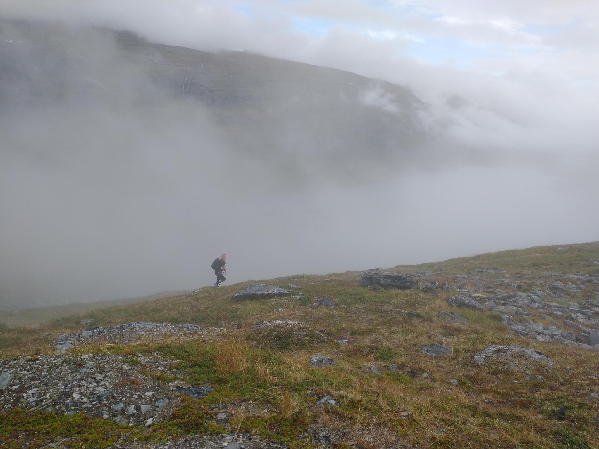 Lätta moln på Boazočohkkas norra sluttning.