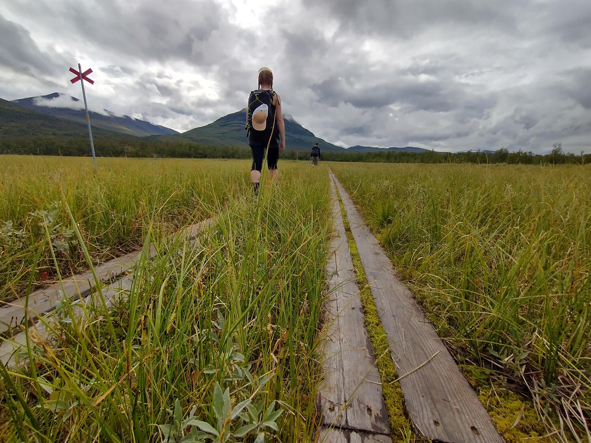 Kungsleden söderut från Abiskojaurestugorna. Tydlig påminnelse om att vi går på vinterled anas till höger i bilden. Gárddenvárri syns bakom Gafnes i bilden.