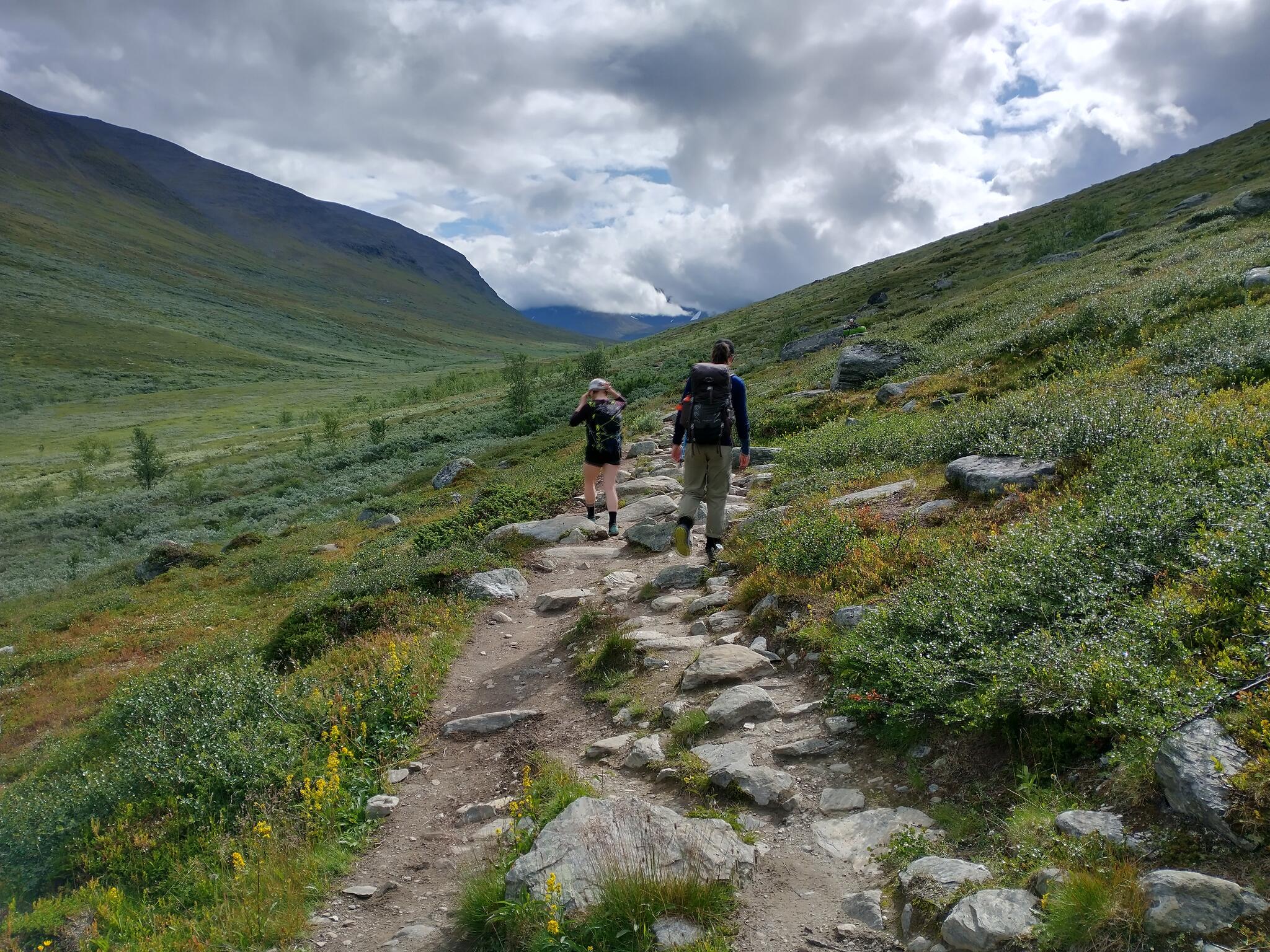 Kungsleden söderut. Gafnes och Brorsan stegar över ojämn stenbeläggning.