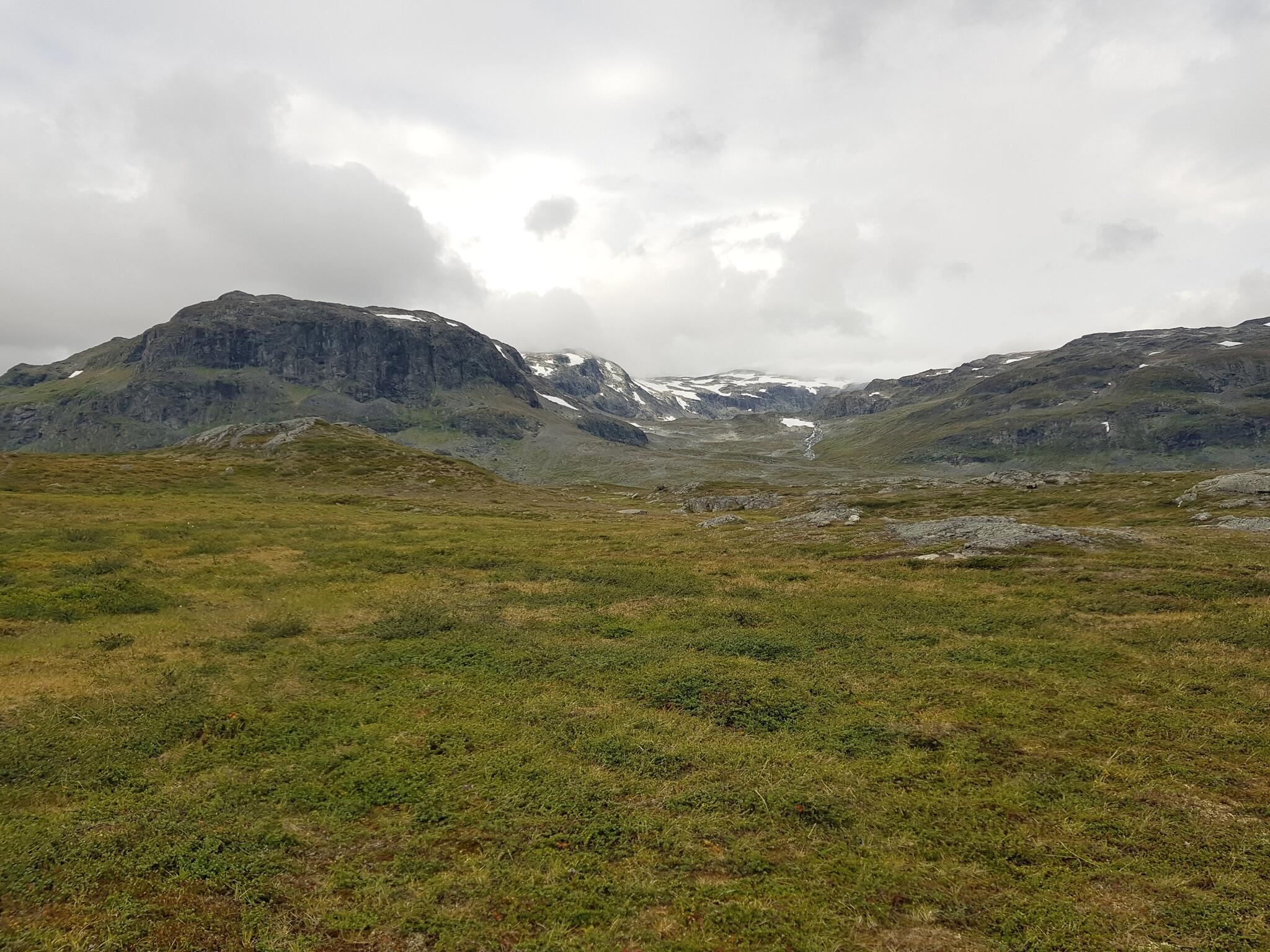 Anonyma berg som avgränsar Alisvággi västerut.