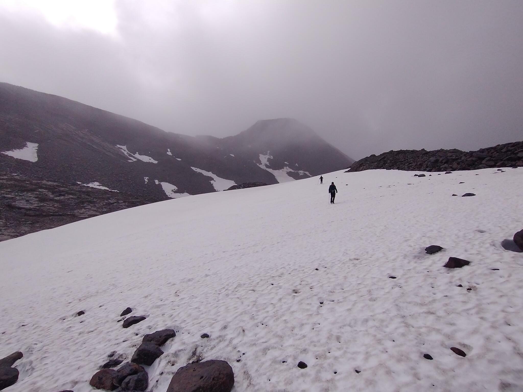 Snöfält på väg ned mot Nallostugan, preis efter att vi paserat Šielmmávággis högsta punkt.