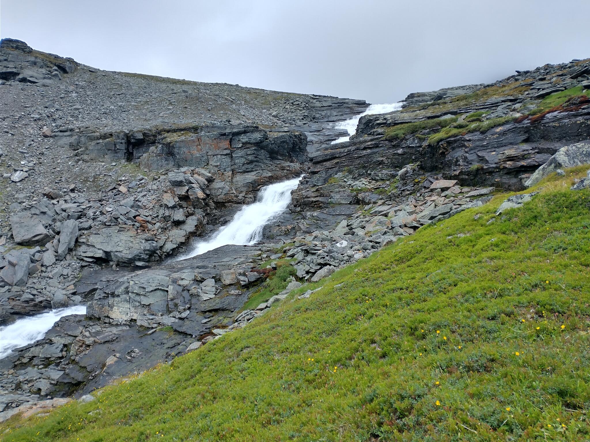 Litet vattefall på väg ned mot Nallostugan.