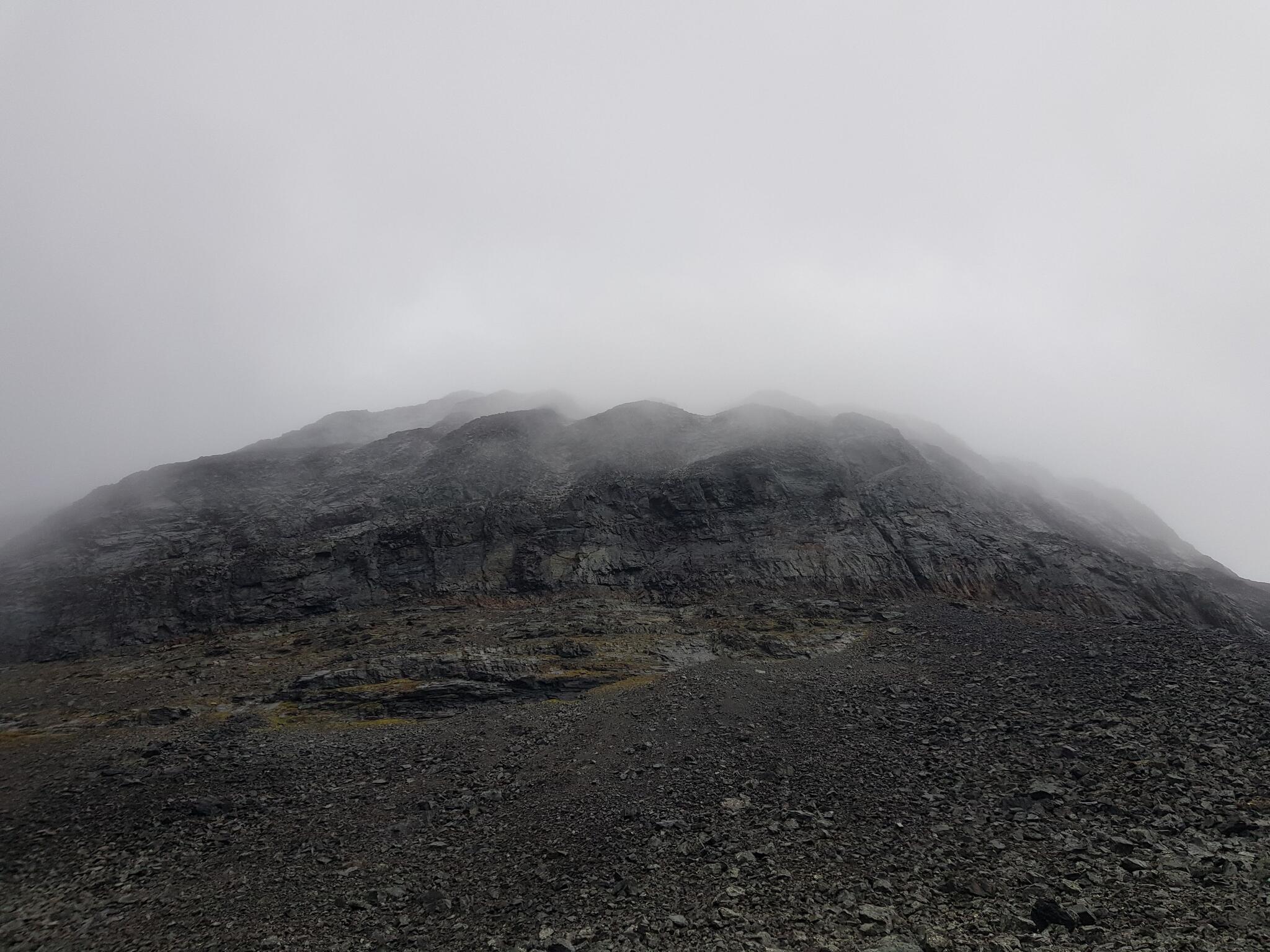 Molnen ligger tunga kring Šielmmáčorrus 1773-topp.