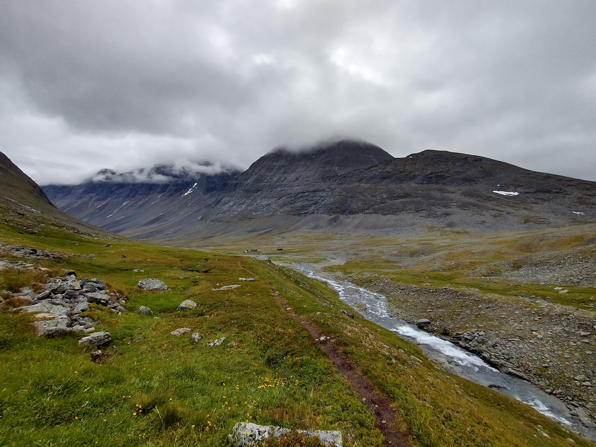 Räitatjåkkamassivet i moln.